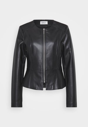 Crna kožna jakna s pripijenim dizajnom, visokim izrezom i dugim rukavima. Ima prednji zatvarač i detalje šavova. Naborani struk za naglašavanje.