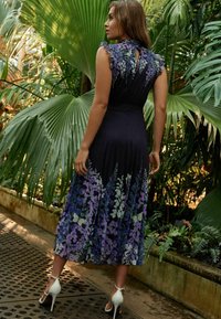 Next KEW COLLECTION  PLEATED RUFFLE  REGULAR FIT - Nappali ruha - navy and purple floral