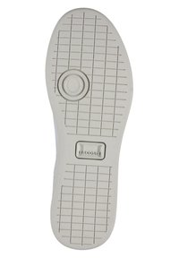 Semelle de chaussure en caoutchouc blanc avec motif en grille, indentation circulaire près de la plante du pied, et "LACOSTE" embossé dans une section rectangulaire.