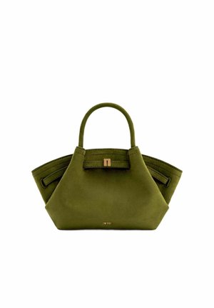Sac à main en daim vert olive avec une forme structurée et géométrique, une seule poignée supérieure, et un logo JW PEI doré au centre de l'avant.