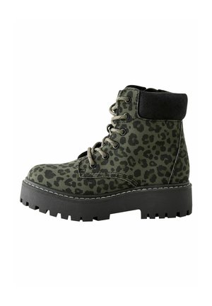 CHUNKY  - REGULAR FIT - Snörstövletter - green animal print