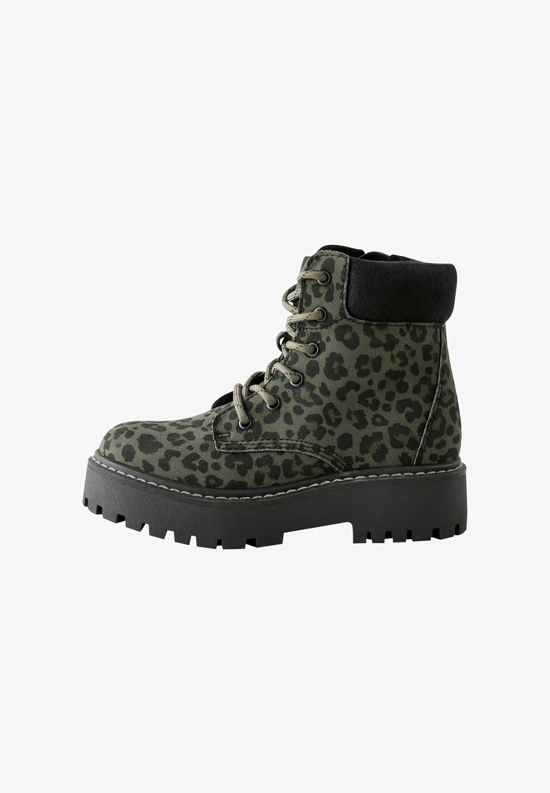 Zöld leopárdmintás harci csizmák, bolyhos fekete colllárral, strapabíró fekete platformtalppal és fényes fém szemközött a fűzőkhöz.