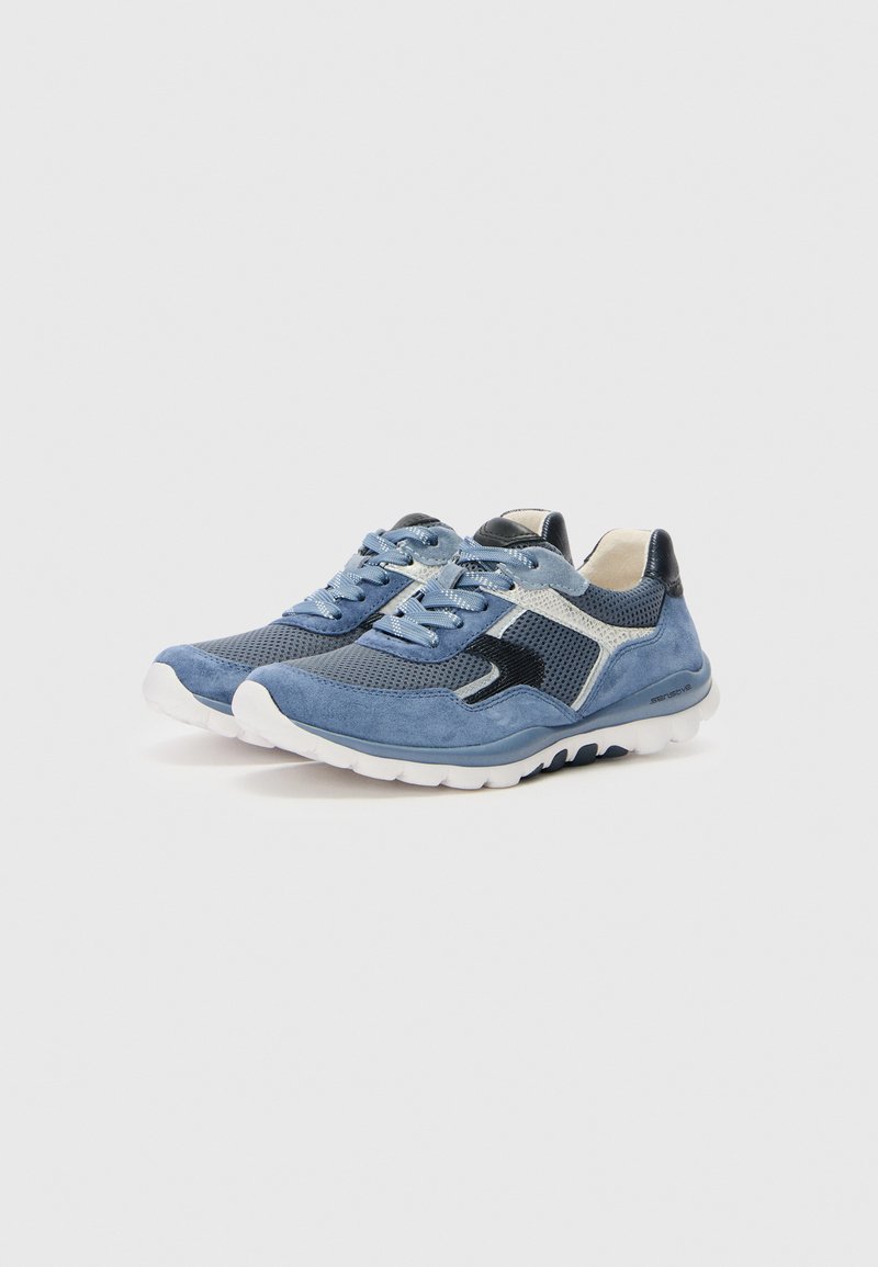 Blaue Sportschuhe aus einer Kombination von Mesh- und Wildledermaterialien, mit kontrastierenden dunkelblauen Akzenten, runder Zehenpartie und weißer Sohle.