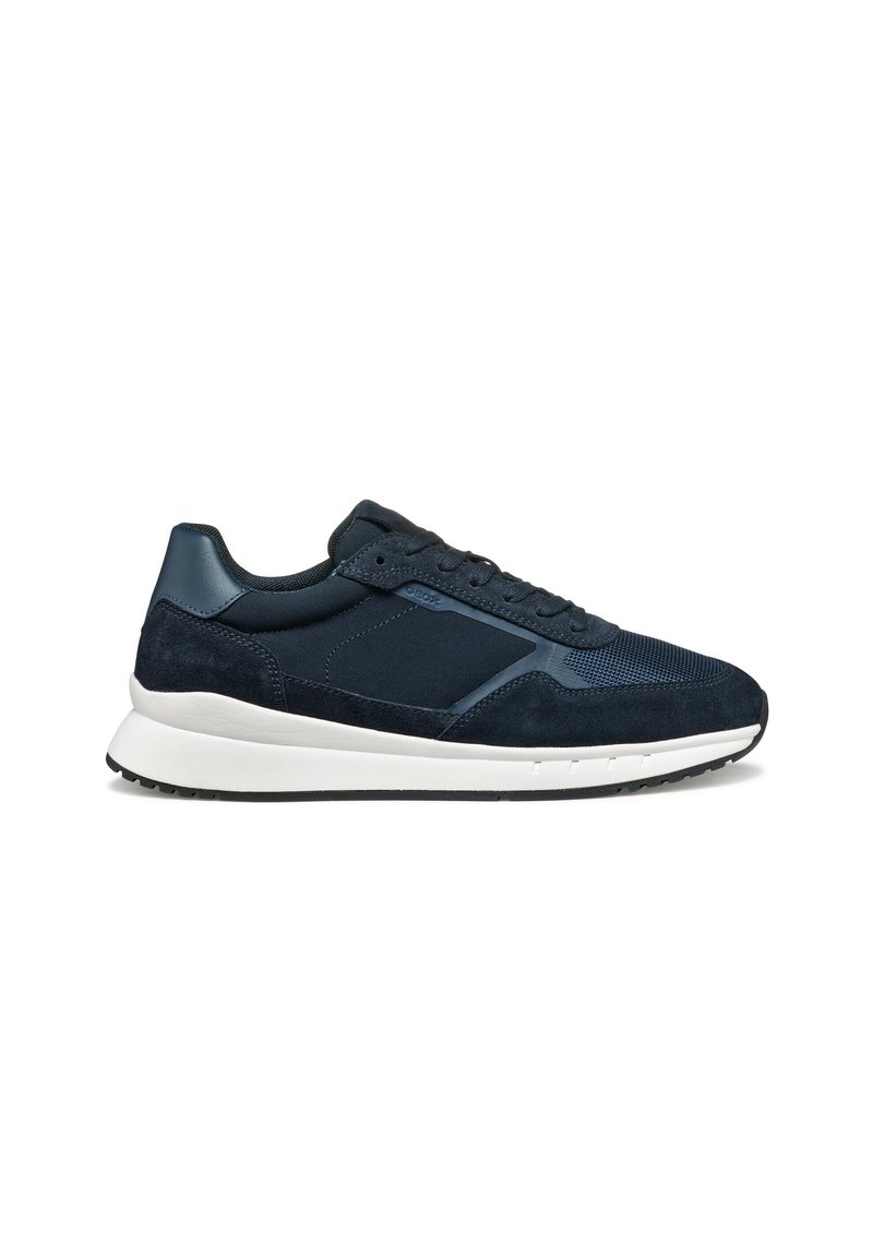 Sneaker blu navy caratterizzato da una combinazione di materiali in suede e mesh, con una suola intermedia bianca e una suola in gomma testurizzata con accenti neri.