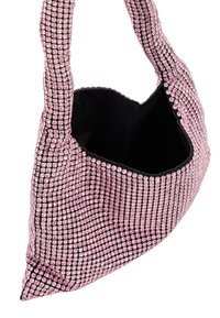 Różowa torebka z kamieniami ozdobnymi o wyraźnym kształcie, z czarnym wnętrzem i podwójnymi uchwytami, prezentująca lśniącą, textured powierzchnię.