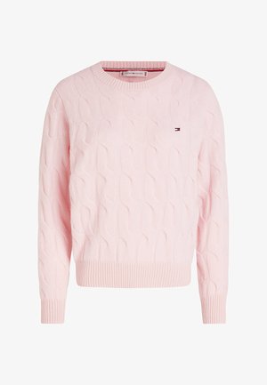 Svetlo ružový sveter s pletením do vzoru kabelka s okrúhlym výstrihom a pružnými manžetami a spodným okrajom. Obsahuje malé logo na hrudi. Mäkká textúra.