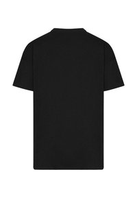 Černé tričko s krátkým rukávem a kulatým výstřihem, vyrobené z měkké bavlny. Má jednoduchý design, bez viditelných vzorů nebo log.