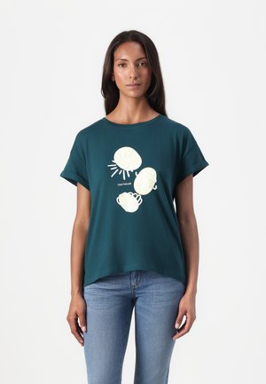 T-shirt en coton teal avec des manches courtes roulées et une coupe décontractée, ornée d'un graphique de coquillage et de soleil jaune clair sur le devant.