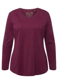 Dlhý rukáv košele v hlbokom burgundskom odtieni, vyrobený z mäkkého materiálu, s okrúhlym výstrihom a detailom srdca blízko goliera.