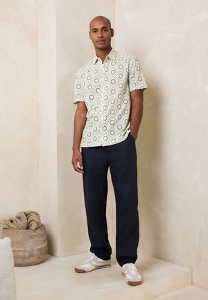 Next, REGULAR FIT - TEXTURED BRODERIE SHORT SLEEVE SHIRT  . - Hemd - green broderie
