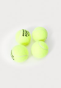 Quattro palline da tennis gialle brillanti con una texture pelosa, dotate di cucitura bianca, contrassegnate "Dunlop Fort", sistemate ravvicinate su una superficie chiara.
