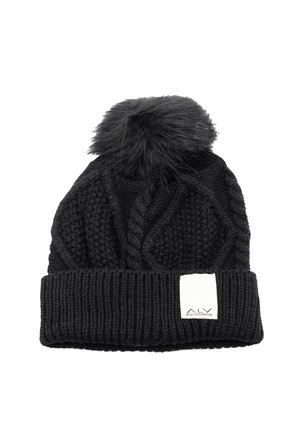 Cappello a cuffia nero in maglia con motivo a trecce testurizzate, risvolto e pon pon in pelliccia sintetica sulla parte superiore. Presenta una piccola etichetta bianca.