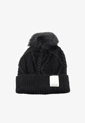 Cappello a cuffia nero in maglia con motivo a trecce testurizzate, risvolto e pon pon in pelliccia sintetica sulla parte superiore. Presenta una piccola etichetta bianca.