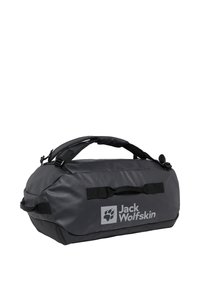 Bolso de deporte gris oscuro con un acabado texturizado y acentos negros. Cuenta con una asa acolchada, correa para el hombro y logotipo impreso en el lateral.