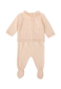 Conjunto para bebé tejido en rosa suave, con cuello con volantes, lazo decorativo y diseño con pies con puños elásticos. Texturizado y ligero.