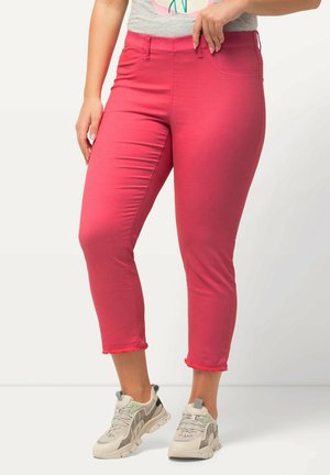 Ulla Popken EN BENGALINE SIENNA JAMBE ÉTROITE ET LONGUEUR 7/8 BAS DE JAMBE LÉGÈREMENT FRANGÉ. - Pantaloni - pink