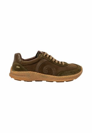 Zapatilla de cuero marrón y ante con cordones beige, suela texturizada y detalle en espiral en el lateral, aislada sobre fondo blanco.
