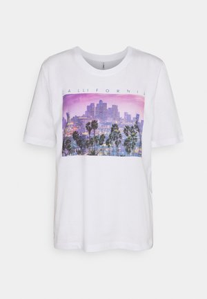Camiseta blanca de manga corta con un paisaje urbano colorido de Los Ángeles con palmeras al atardecer y la palabra "CALIFORNIA" encima de la imagen.