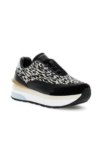 Sneaker con stampa leopardata bianca e nera, con lacci neri, suola bianca spessa, dettagli beige e blu, e testo dorato sulla linguetta.