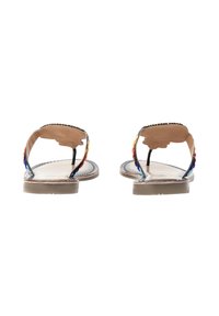 Sandali in pelle marrone con cinturini intrecciati multicolore e suole piatte. Design open-toe con hardware minimale e una texture liscia.