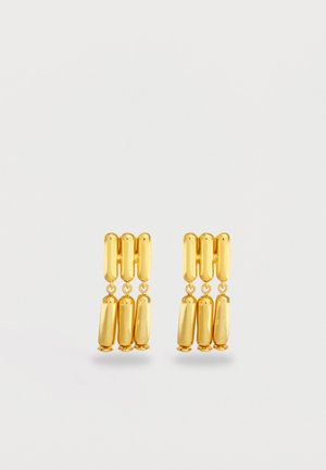 Auksinio tono stačiakampiai, sujungti kabančios auskarai su trimis vertikaliomis juostomis viršuje, sujungtomis su trimis vertikaliomis juostomis apačioje kiekviename auskare.