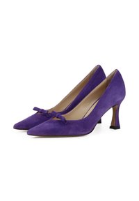 Scarpe con tacco alto in suede viola, con punte appuntite, caratterizzate da un accento a fiocco nella parte anteriore e un tacco a blocco affusolato. Rivestimento interno liscio.