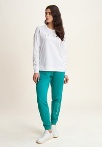 Freddy CON ELASTICO SUL E DETTAGLI FLOREALI - Pantalones deportivos - greenlake