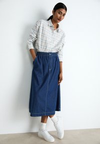 Mads Nørgaard AIR LUNI SKIRT - Falda acampanada - mid blue denim
