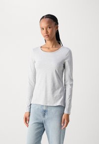 Long-sleeve gray t-shirt made of soft fabric with a round neckline, featuring a relaxed fit and minimal seams for a clean design.