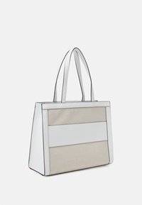 Torba na ramię z beżowego materiału i białymi skórzanymi akcentami, z dwoma długimi uchwytami, usztywnioną formą i gładką teksturą.