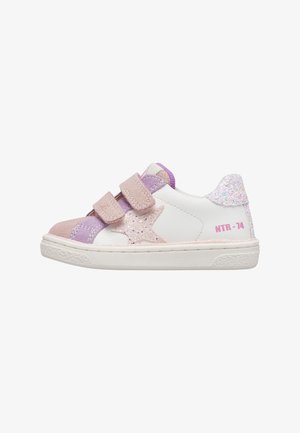 Biało-różowy dziecięcy trampek z dwoma paskami na rzep, błyszczący detal w kształcie gwiazdy, fioletowe akcenty oraz napis „NTR-14” na pięcie.