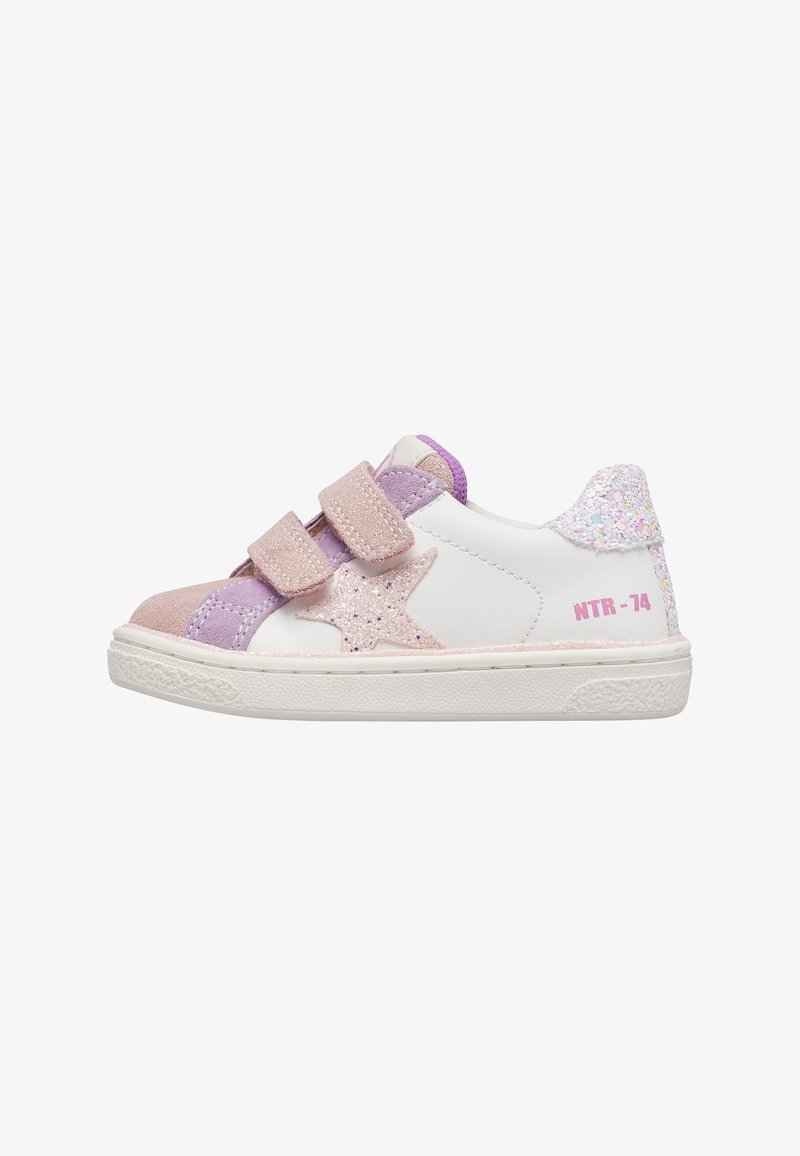 Baskets pour enfants blanches et roses avec deux brides velcro, détail étoile pailletée, accents violets et texte "NTR-14" sur le talon.