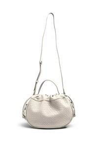 Valkoinen nahkainen käsilaukku, jossa on kudottu tekstuuri, pyöreä muoto, hapsutettu yläosa ja pitkä säädettävä olkahihna. Varustettu pienellä yläkahvalla.
