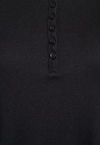 Must must black polo särk, millel on kuue musta nupuga plakeering, ribitud tekstuur ja sobiv disain. Sile kangasviimistlus.