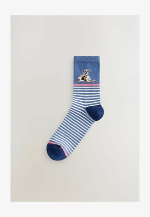 Blaue Socken mit gestreiftem Muster und einer einfarbigen dunkelblauen Zehenspitze. Das Design zeigt einen illustrierten Hund über einem pinken Streifen. Weiche, gestrickte Textur.