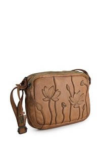 Brązowa skórzana torba na ramię z wytłaczanym wzorem kwiatowym, zamknięciem na zamek, regulowanym paskiem i teksturowanym wykończeniem.