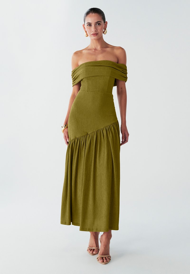 Olivgrünes, schulterfreies Maxikleid aus strukturiertem Stoff, mit eng sitzendem Oberteil und gerafftem Rockdetails. Tragen Sie es mit neutralen Sandalen.