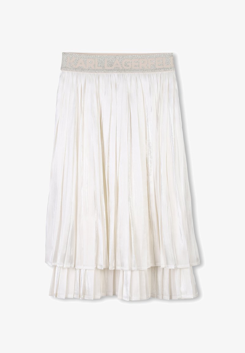 Jupe plissée blanche avec un design en couches, dotée d'une ceinture grise étincelante embossée du nom "KARL LAGERFELD" en lettres claires.