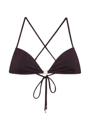 Top de costum de baie triunghiular, maro închis, cu bretele subțiri care se încrucișează la spate și cu o legătură în față cu capete metalice.