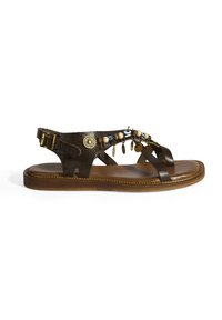 Braune Leder-Sandalen mit flacher Sohle, verziert mit Perlen und metallischen Charms, ausgestattet mit einem Schnallenverschluss und einem Kreuzdesign.