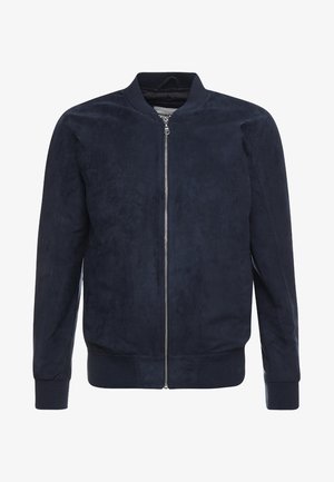 Marineblauwe suède bomberjas met een volledige zilveren ritssluiting aan de voorkant, geribde kraag, manchetten en tailleband, lange mouwen en een gladde textuur.