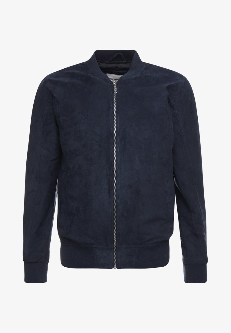 Blouson bomber en daim bleu marine avec fermeture éclair argentée intégrale à l’avant, col, poignets et ceinture côtelés, manches longues et texture lisse.