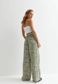 New Look TRIANGLE PRINT WIDE LEG - Pantalones - green pattern