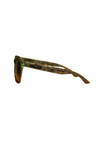 Gafas de sol con un marco verde y negro de diseño, que presentan una textura similar a la de un reptil, lentes en ángulo y varillas delgadas que se afinan en las puntas.