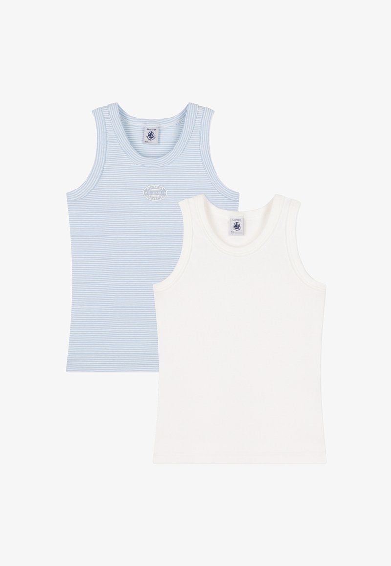 Du treniruoklių marškiniai: vieni šviesiai mėlyni su baltais dryžiais ir logotipu, kiti vienspalviai balti. Abu turi plačius petnešas ir minkštą medvilninį tekstūrą.