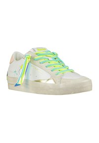 Sneakers bianchi in pelle con lacci verdi e gialli, dettagli metallici e un tallone beige strutturato. Presentano un grafico sottile di una palma sul lato.