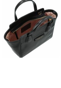Borsa a tracolla in pelle nera con due manici, zip dorata e fodera interna rosa. Include una tasca interna e un'etichetta del brand.