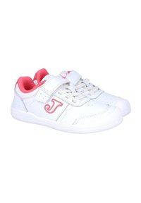 Zapatillas deportivas blancas con acentos en rosa, con parte superior de cuero suave, cierre de cordones y velcro, y detalles perforados en la zona de los dedos.
