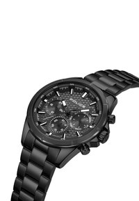 Orologio cronografo nero con quadrante testurizzato, tre sotto-quadranti e dettagli argentati. Presenta un bracciale in acciaio inossidabile e un design elegante.
