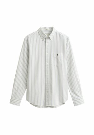 Camisa blanca de manga larga con botones, con finas rayas verticales en gris y azul claro, cuello abotonado y bolsillo en el pecho con pequeño bordado de logo.